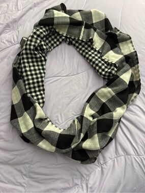 GAP Black and White Buffalo Plaid Infinity Circle Scarf